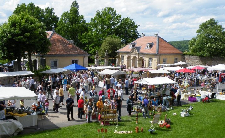 Schloss Fasanerie Mai 2009. Na, da ist ja endlich mal was los. Gute Laune Wetter und gute Laune Leute. Super, Danke.